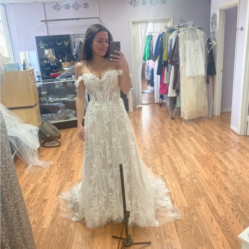 Elegant Lace Wedding Gown - Picture 2 of 6